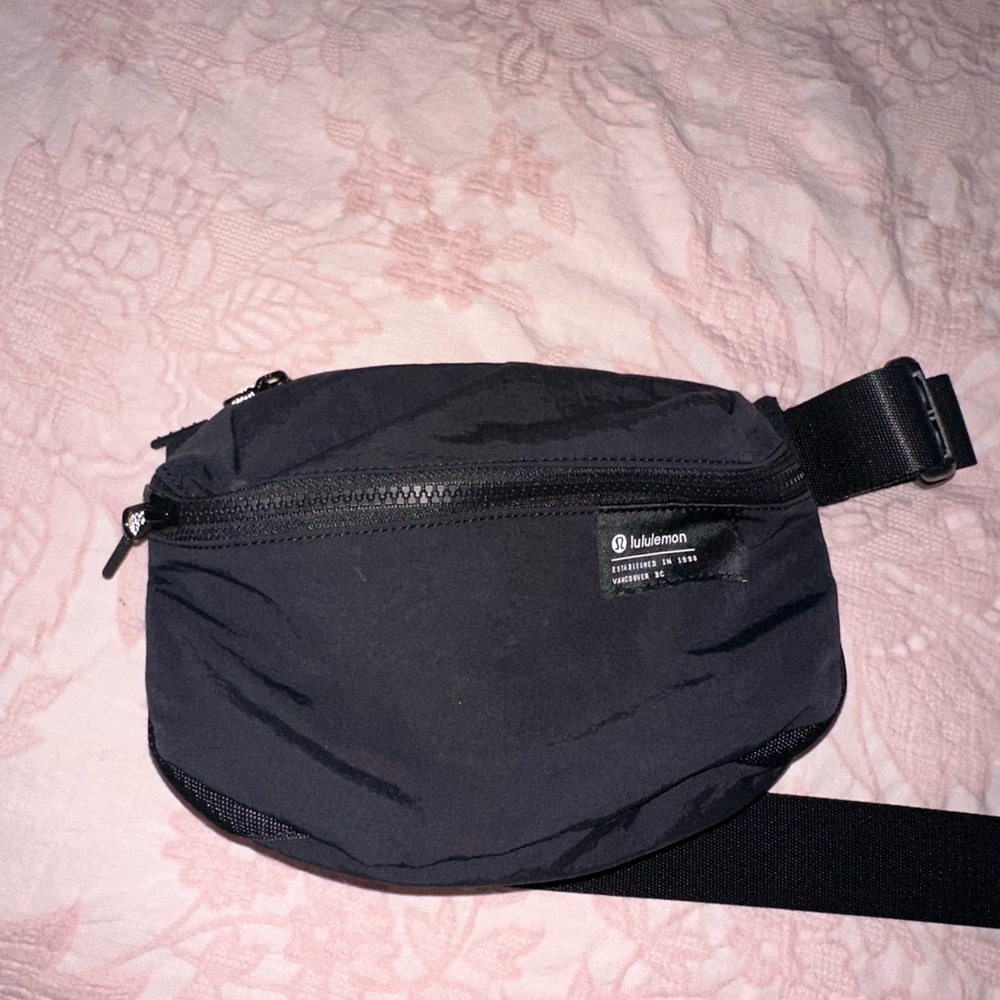 lululemon athletica black belt bag